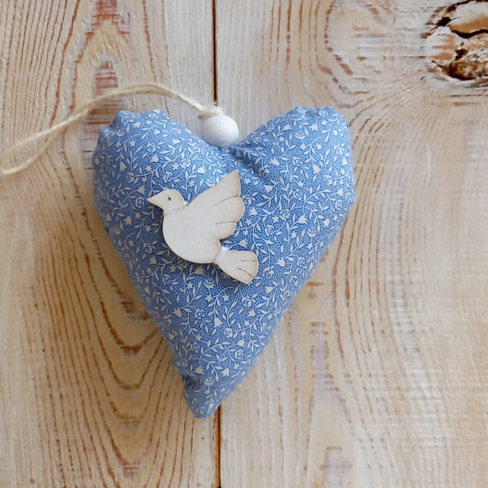 corazón textil pájaro