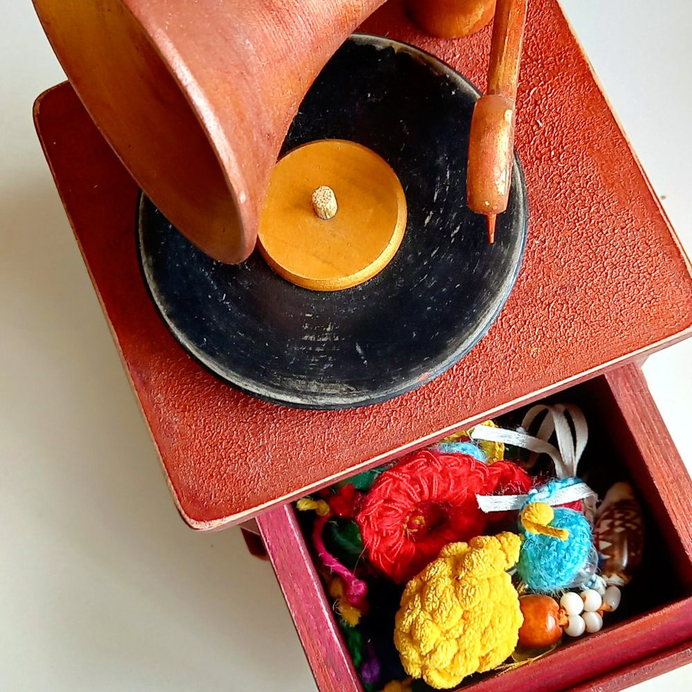 caja de baratijas gramófono