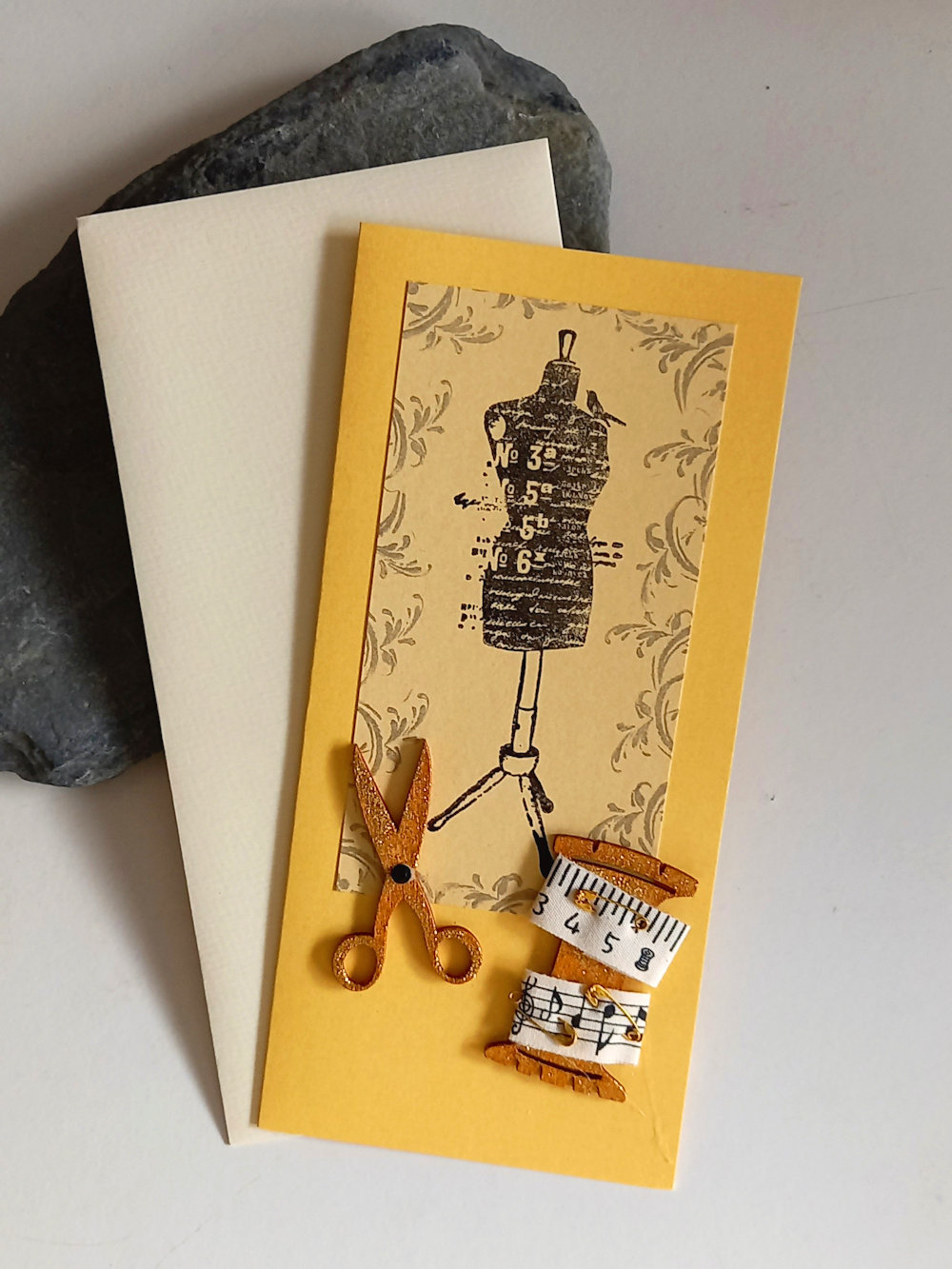 tarjeta de felicitación maniquí amarillo