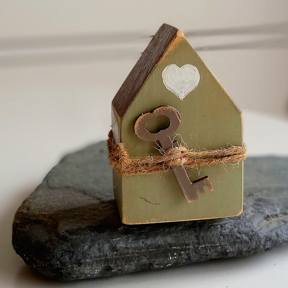 casa decorativa con llave