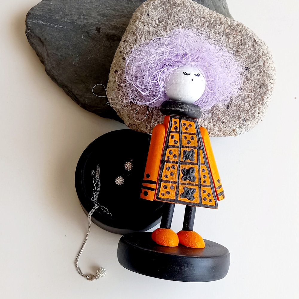 muñeca decorativa de bruja Violeta hermana menor - Imagen 15