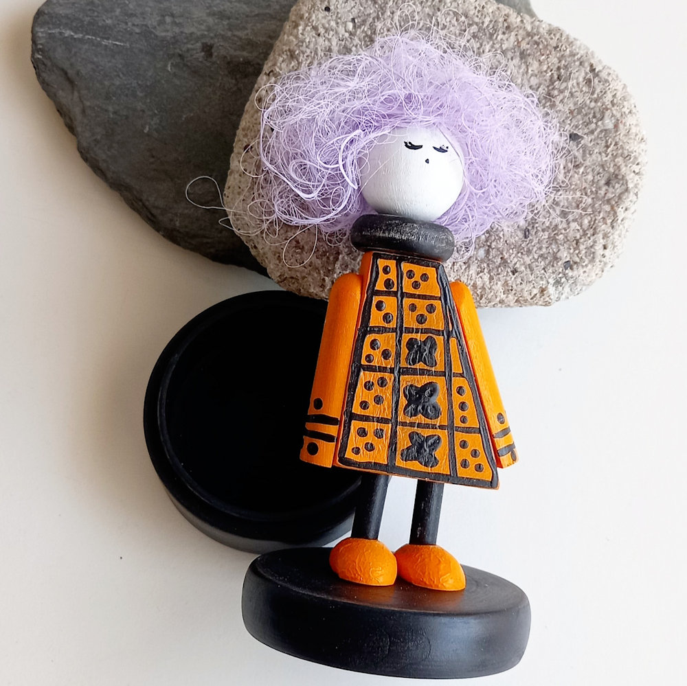 muñeca decorativa de bruja Violeta hermana menor - Imagen 14