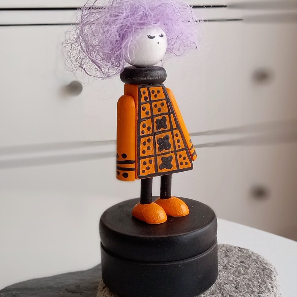 muñeca decorativa de bruja Violeta hermana menor