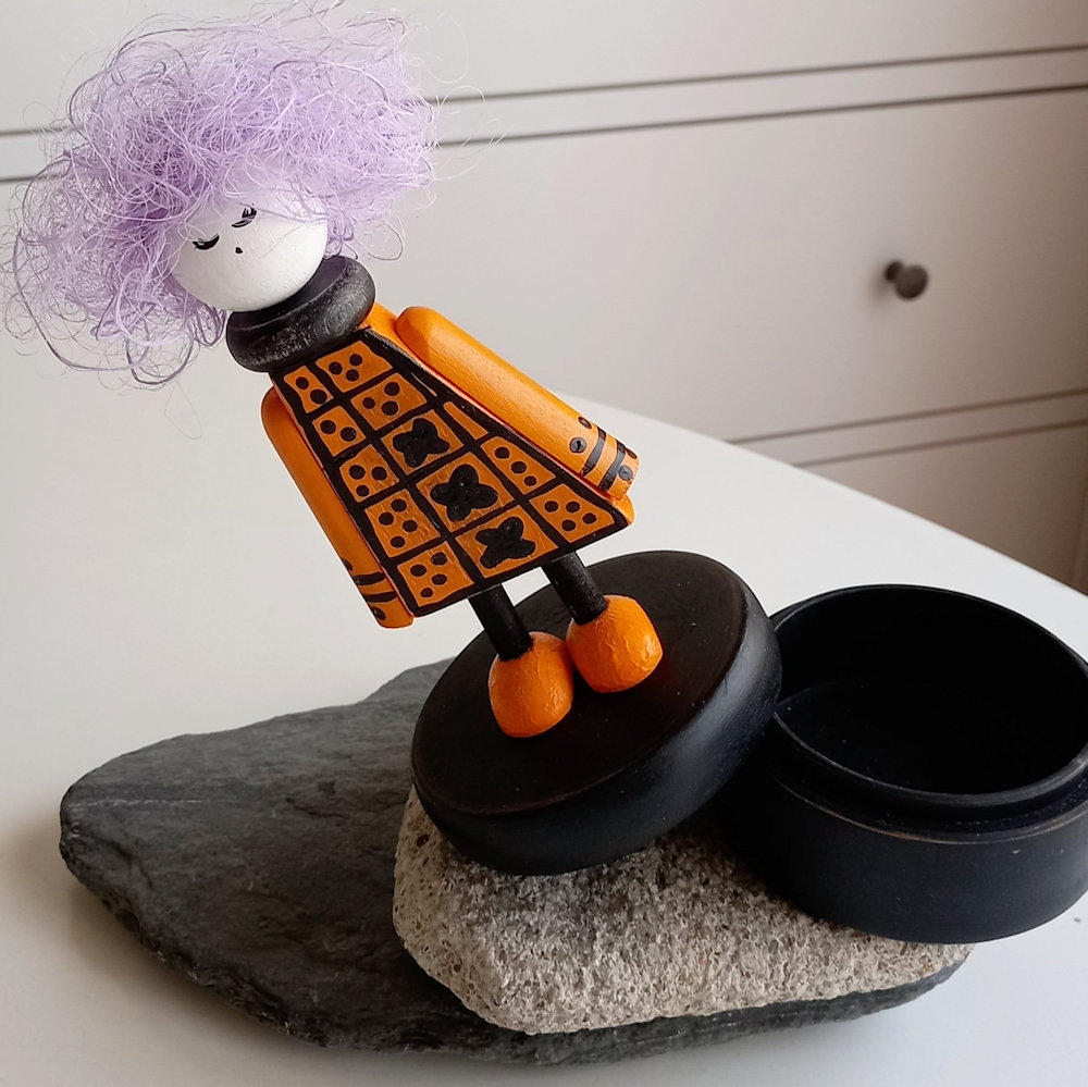 muñeca decorativa de bruja Violeta hermana menor - Imagen 12
