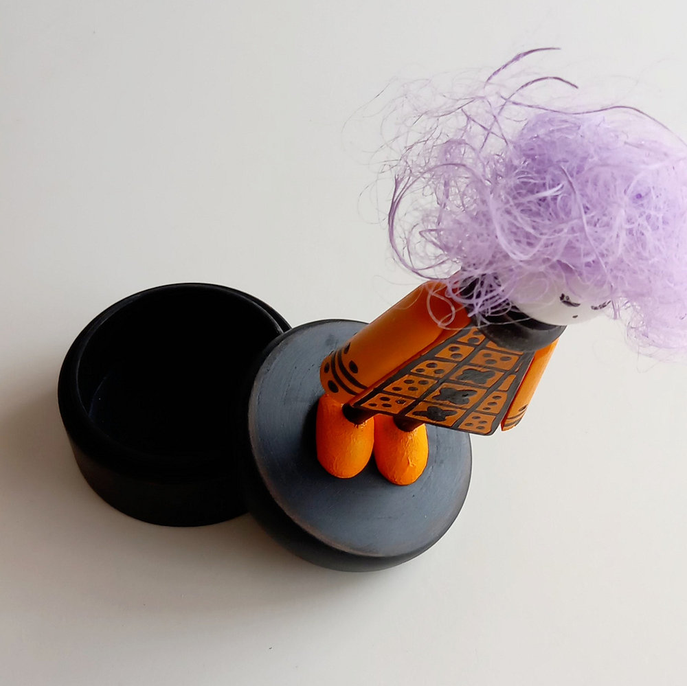 muñeca decorativa de bruja Violeta hermana menor - Imagen 3