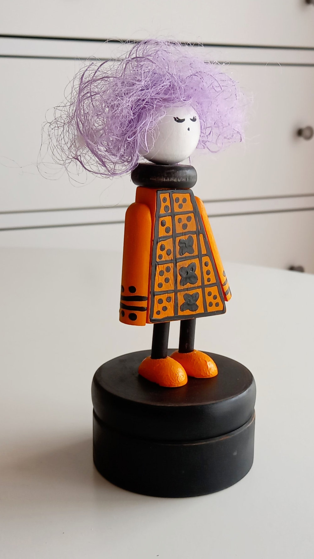 muñeca decorativa de bruja Violeta hermana menor - Imagen 4
