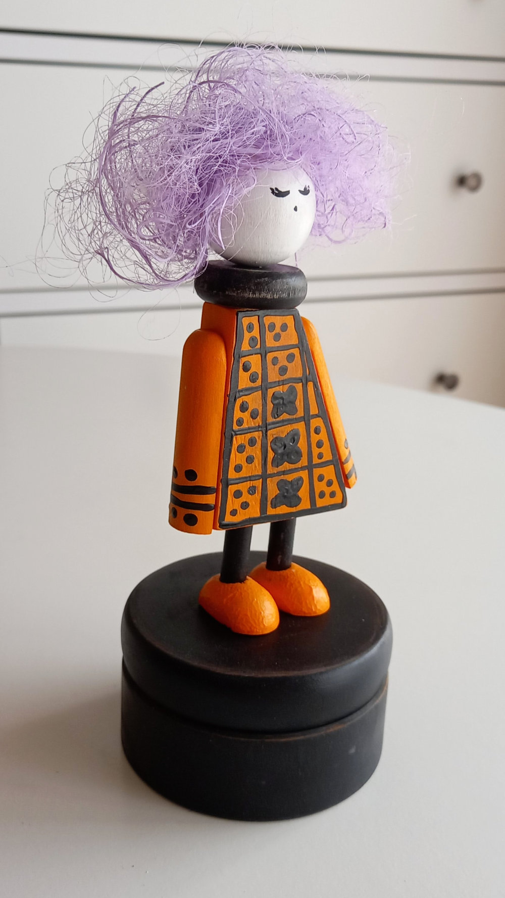 muñeca decorativa de bruja Violeta hermana menor - Imagen 6