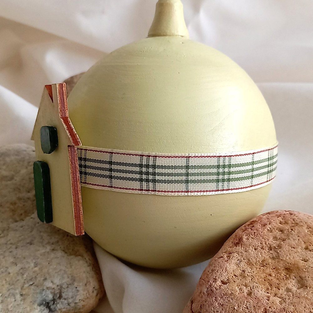 bola de Navidad casa rústica
