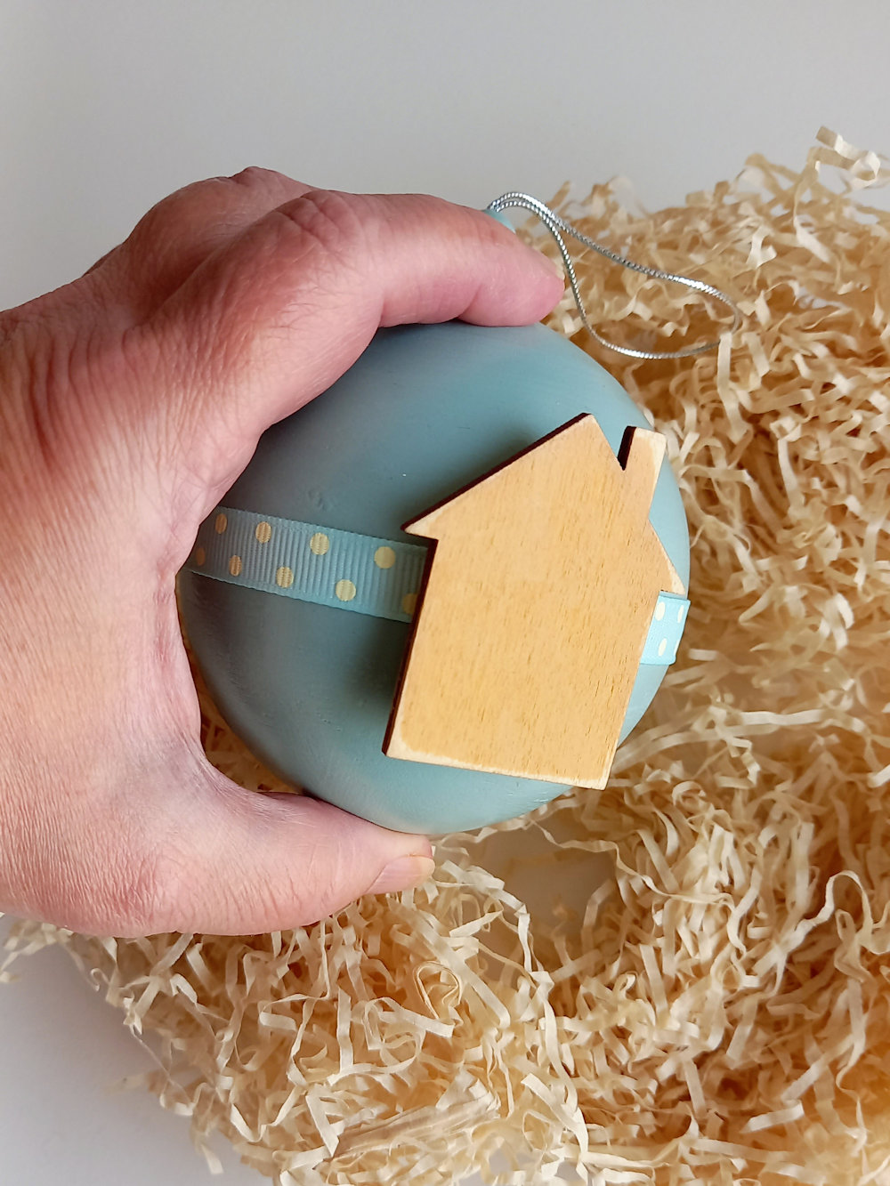 bola de Navidad casa - Imagen 2