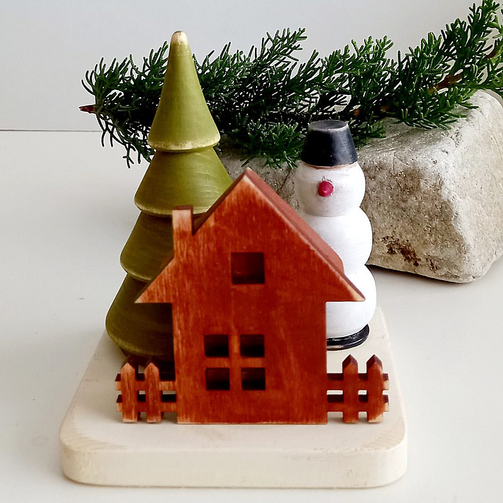 adornos de Navidad casa en el bosque